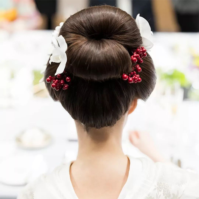 花嫁の髪型 白無垢に洋髪ってあり 先輩花嫁のオシャレなアレンジ実例もご紹介 結婚ラジオ 結婚スタイルマガジン