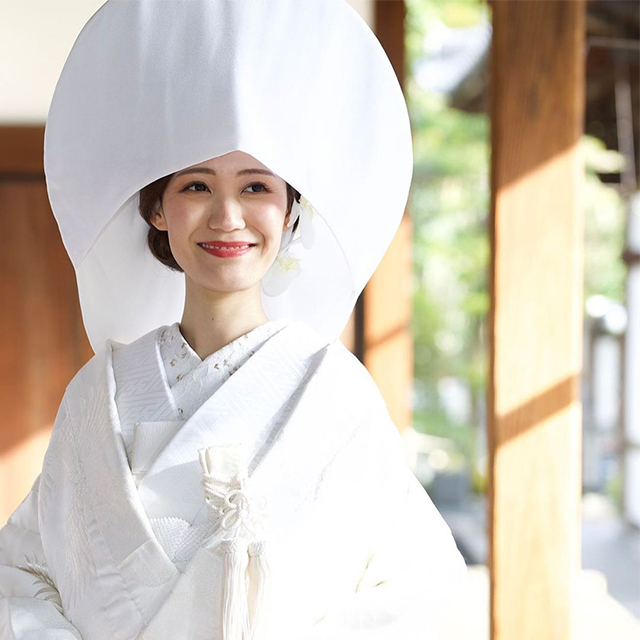 大きめの生花が綿帽子から覗く