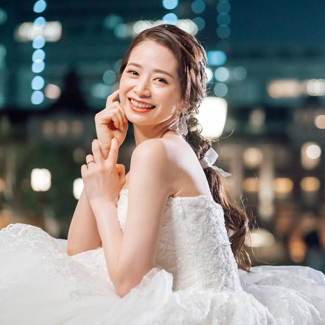 ツヤ感のあるトレンドメイクの花嫁さん