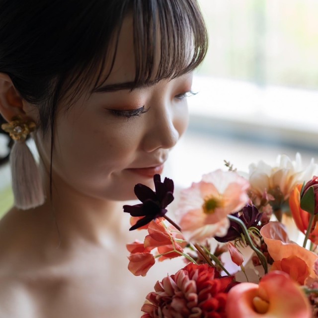 ブーケの色とリンクさせたテラコッタカラーのアイメイクの花嫁さん