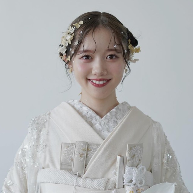 ピンク系に統一したワントーンメイクの花嫁さん