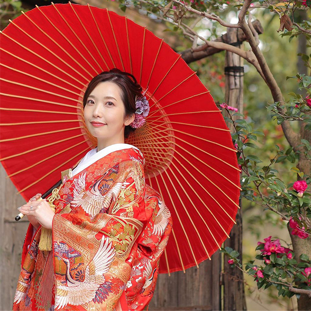 華やかなメイクの花嫁さん