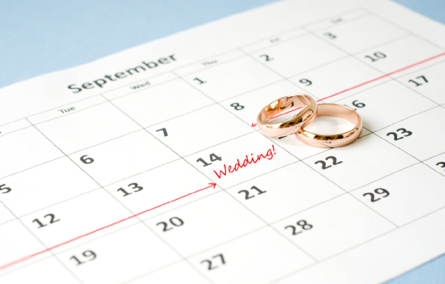 結婚式と結婚式までの1週間に印がついたカレンダー