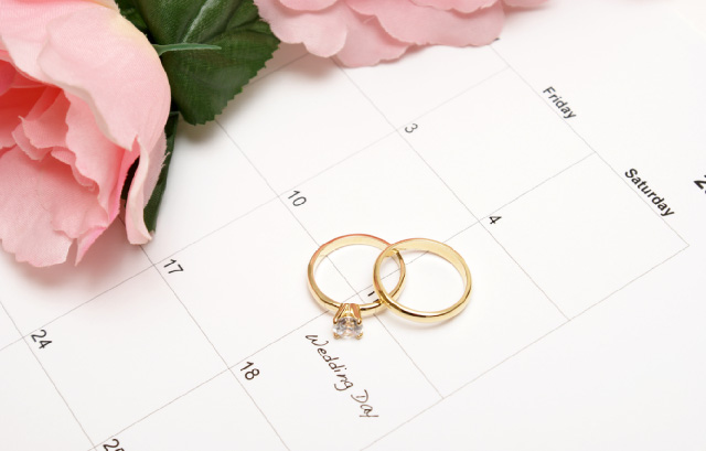 結婚式の日に結婚指輪と婚約指輪を添えたカレンダー