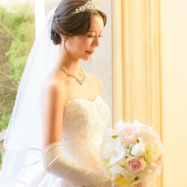 ウェディングドレスを着た女性
