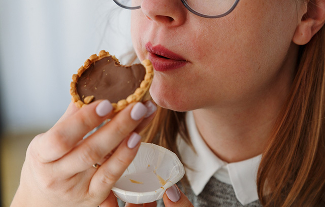 ケーキを食べる女性