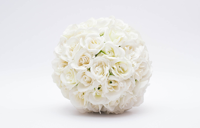 白いバラで作られたボールブーケ