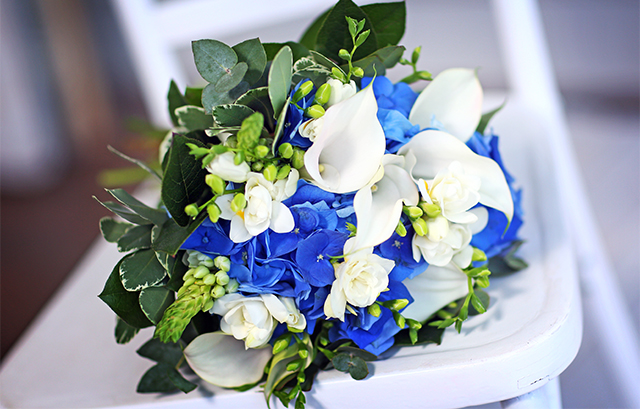 白と青の花のブーケ