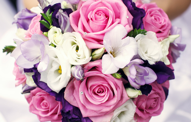 バラを他の花とあわせた紫ベースのエレガントなミックスカラーのラウンドブーケ
