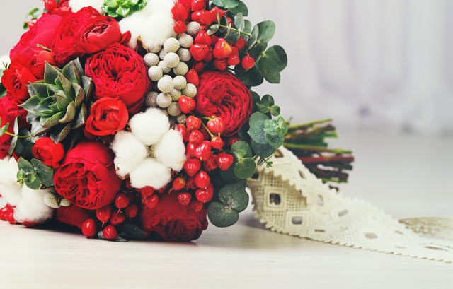 赤いバラとグリーンに木の実やコットンの花を合わせたクリスマスカラーのブーケ