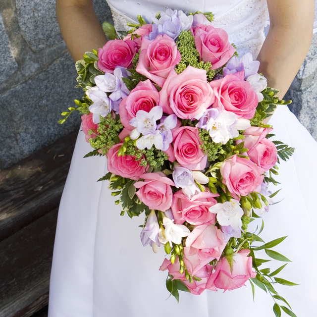 ピンク色のバラをベースに違う種類の花も合わせたティアドロップブーケ