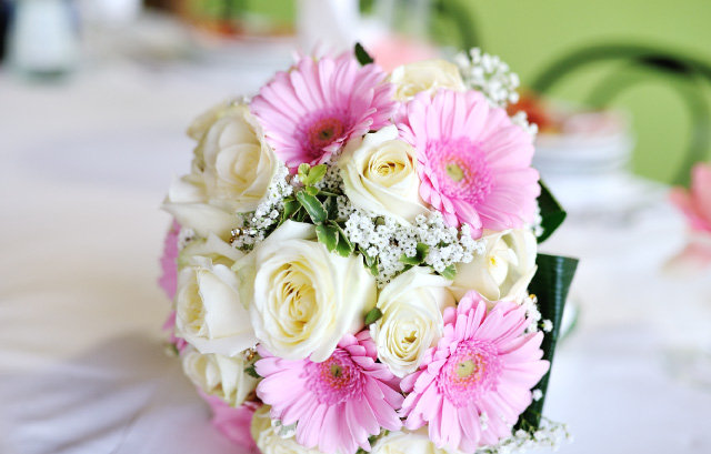 ピンクのガーベラに白い花を合わせた可愛らしいブーケ