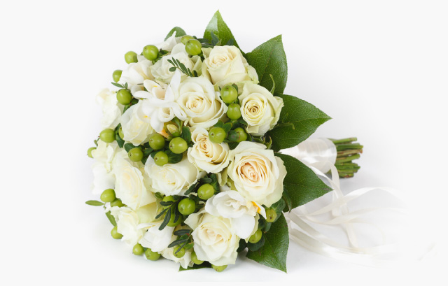 白いバラに、グリーンの実を合わたフレッシュな印象のブーケ