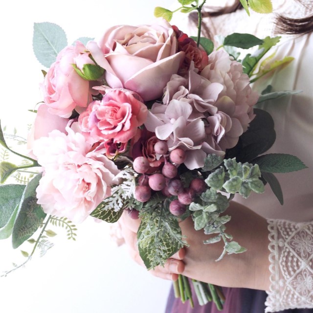 ピンクの花と実を組み合わせたブーケ
