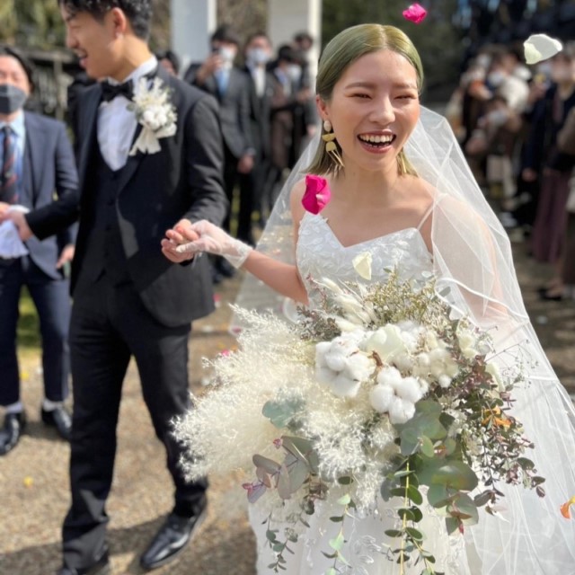ふわふわな花材を組み合わせたブーケを持つ花嫁