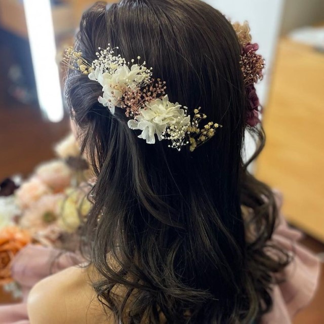 小花のヘッドドレスをつけた女性
