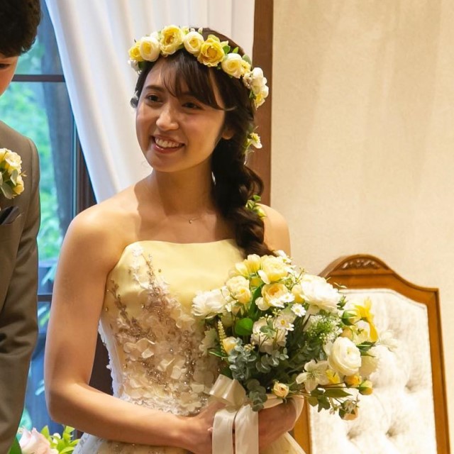 花冠をつけた女性