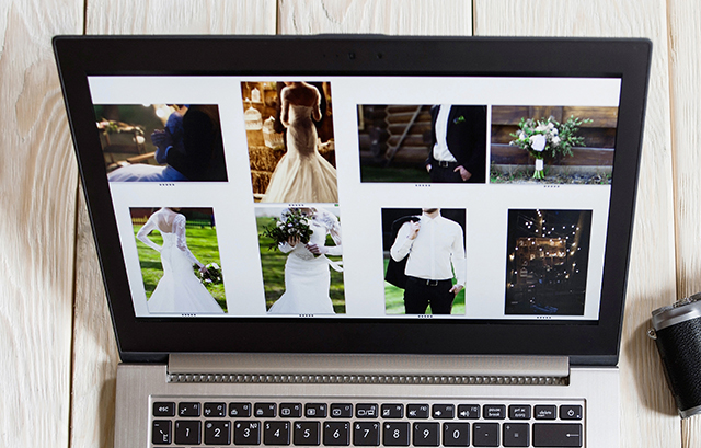 パソコンの画面にさまざまな結婚式の写真が表示されている様子