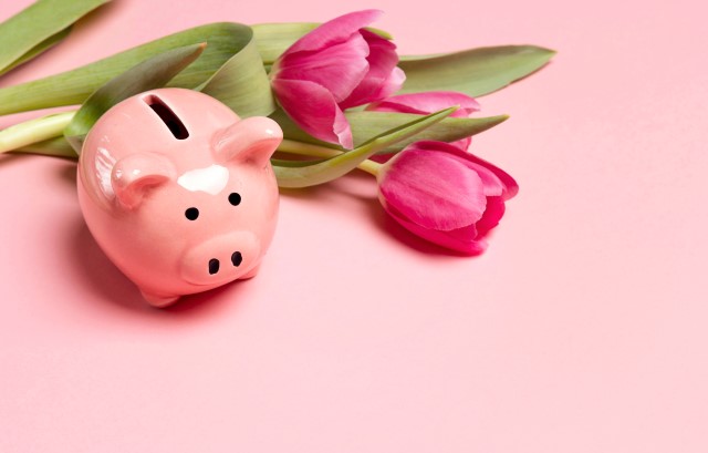 豚の貯金箱と花