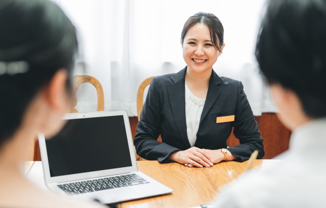 プランナーと話し合うカップル