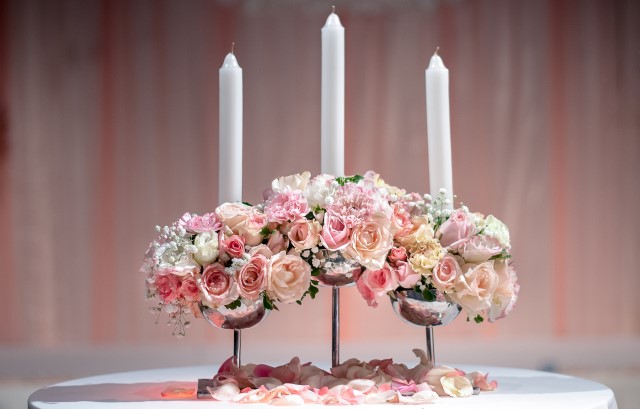 花で飾られたメインキャンドル