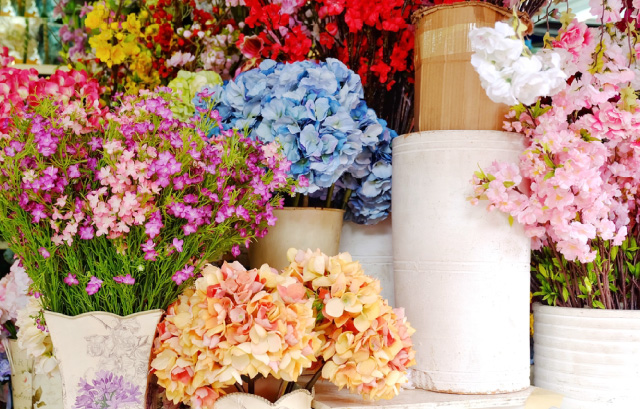 様々な造花売り場