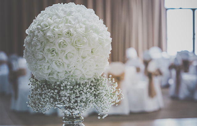 白バラとカスミソウで作られたテーブル装花