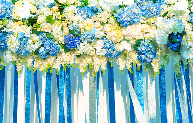ブルーの花やリボンを使った装飾