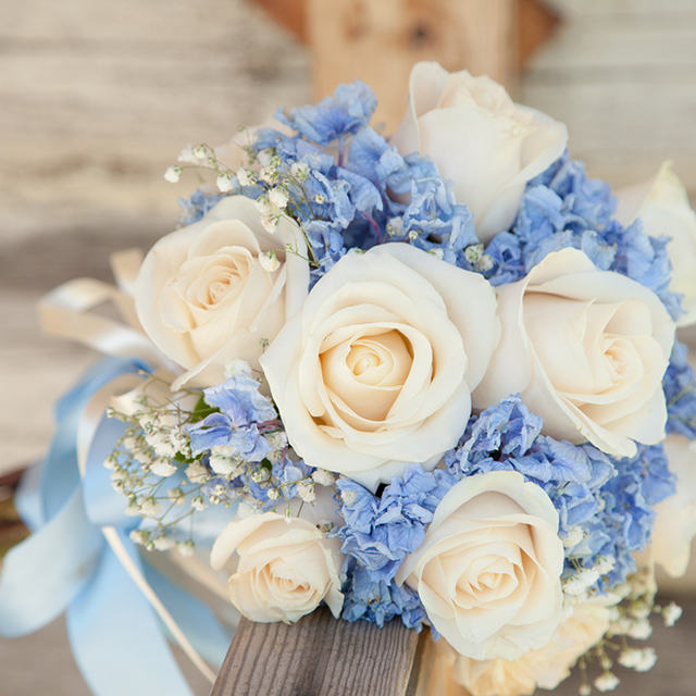 青い小花と白のバラのブーケ