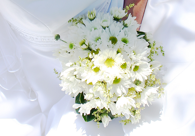 ドレスに映える白色ウェディングブーケの見本14選 結婚ラジオ 結婚スタイルマガジン