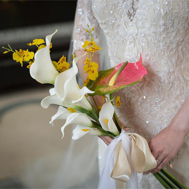 鮮やかなカラーのアームブーケ