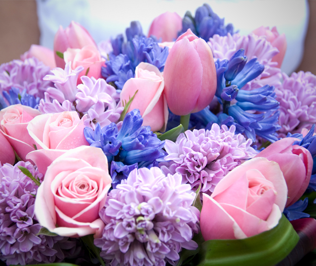 ピンクのバラと青と紫のヒヤシンスを使ったブーケ