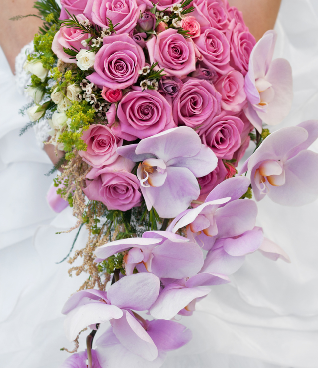 ピンクのバラと薄紫の蘭を使ったキャスケードブーケ