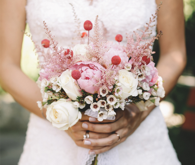 ピンクのシャクヤクと白いバラや小花を使ったブーケ