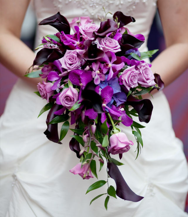 紫のバラ、カラー、トルコキキョウ、クレマチスを使ったキャスケードブーケ