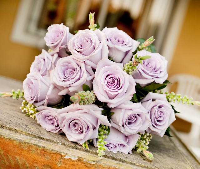 紫のバラのシンプルなブーケ
