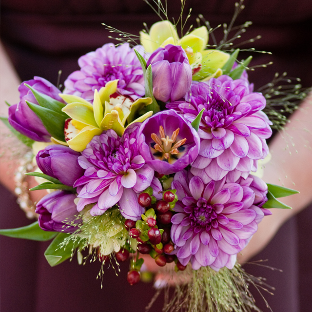 上品で洗練された花嫁に！紫・パープルのウェディングブーケアイデア集