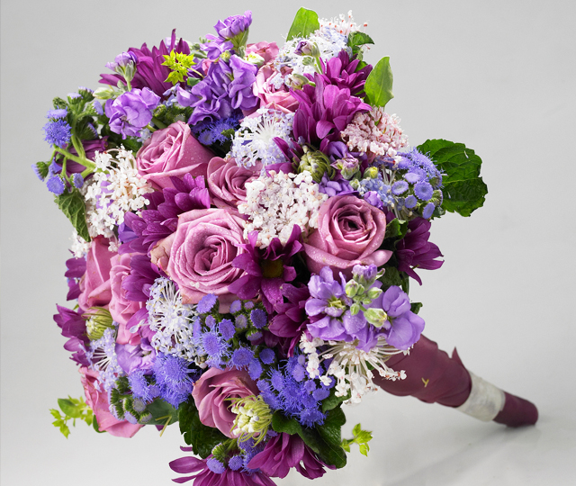 紫のバラやフリージアなどを使ったボリュームのあるブーケ