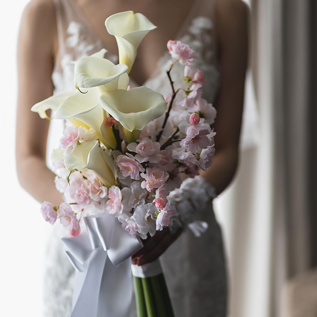 カラーの花と桜をあわせた春色ブーケ