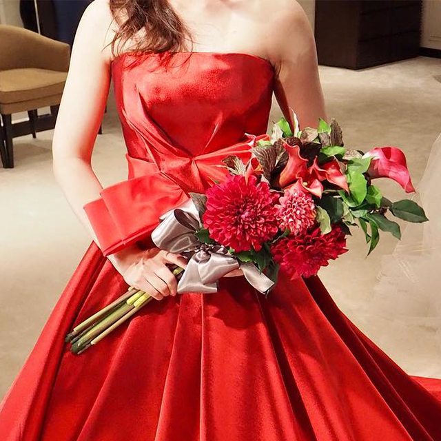 赤のダリアを使ったブーケ