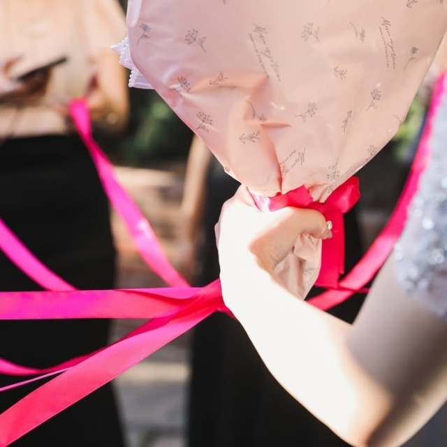 結婚式の演出ブーケプルズってなに？やり方や魅力、おすすめの景品もご