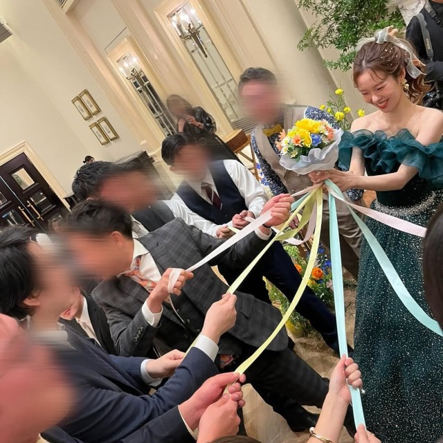 ブーケプルズに男性ゲストも参加している様子