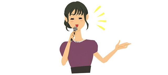 マイクを持つ女性