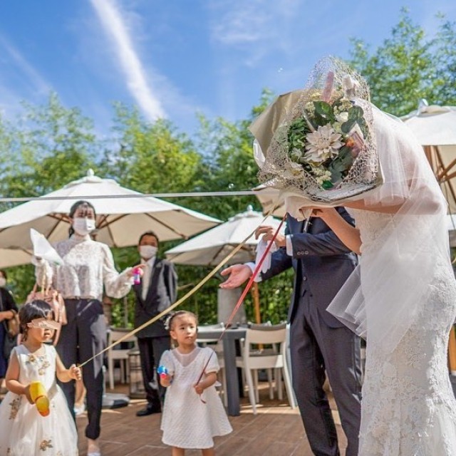 結婚式の演出ブーケプルズってなに？やり方や魅力、おすすめの景品もご