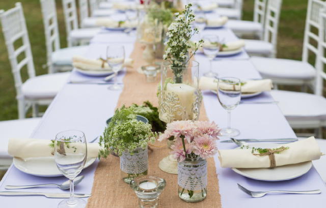 グリーンや小ぶりの花が飾られた流しテーブル