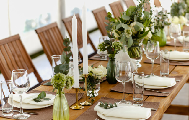 グリーンとガラスの花器が飾られた流しテーブル