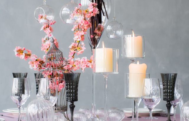 桜の枝とキャンドルが飾られたテーブル