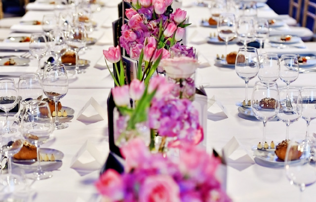 ピンクのチューリップが、流しテーブルの中央に一列に飾られている様子