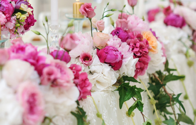 ピンクや白の芍薬が飾られたメインテーブル