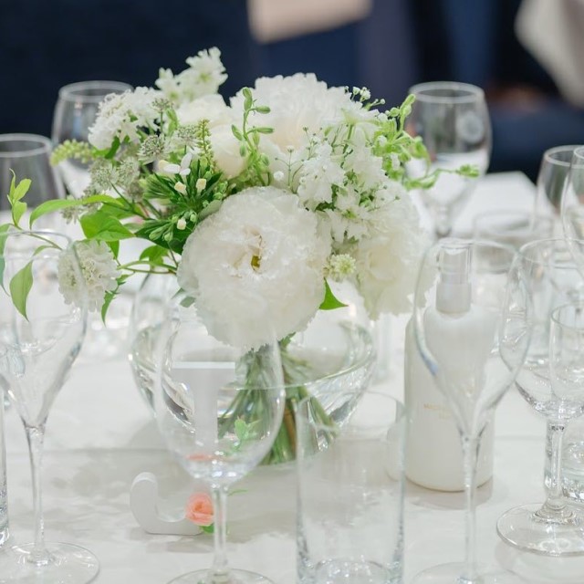 白い芍薬をメインにしたテーブル装花